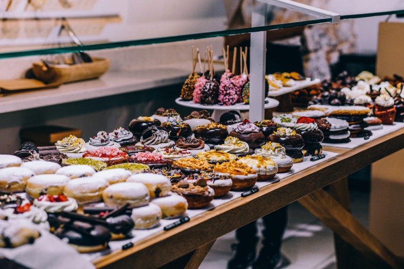 boulangerie-LES MAYONS-min_shop_dessert_pastry_bakery_counter-184398